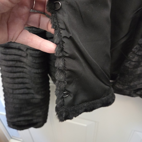 Women's Black Faux Fur Jacket - Picture 4 of 7